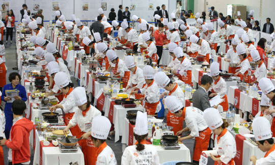 23일 서울 양재동 aT센터에서 열린 NS홈쇼핑 제8회 우리먹거리 요리경연축제에서 참가자들이 갈고닦은 요리실력을 뽐내고 있다.                                                                                                   연합뉴스